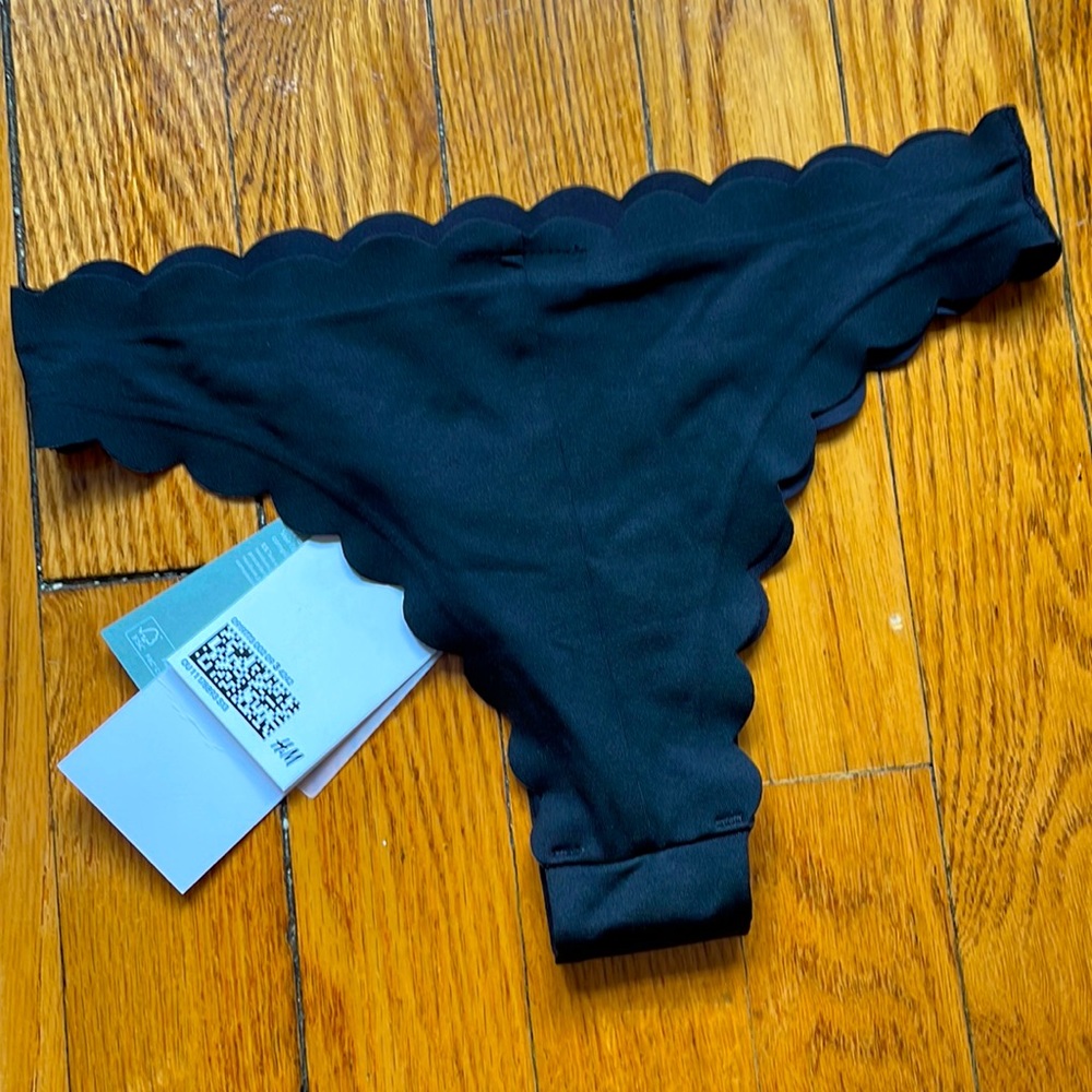 Pretty scallop bikini. New with tags.